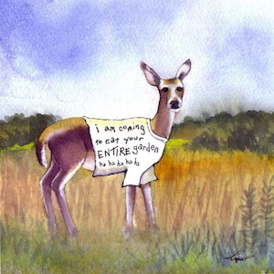 Puede incluir: Una pintura a la acuarela de un ciervo marr&oacute;n de pie en un campo, vistiendo una camiseta blanca con el texto escrito a mano: i am coming to eat your ENTIRE garden ha ha ha ha ha. El fondo muestra un prado dorado y un cielo azul.