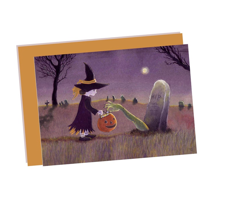 K&ouml;nnte beinhalten: Eine junge Hexe in einem schwarzen Kleid und einem spitzen Hut h&auml;lt einen K&uuml;rbis-Trick-or-Treat-Beutel. Eine gr&uuml;ne Zombiehand ragt aus einem Grab mit der Aufschrift "RIP" auf einem Friedhof.