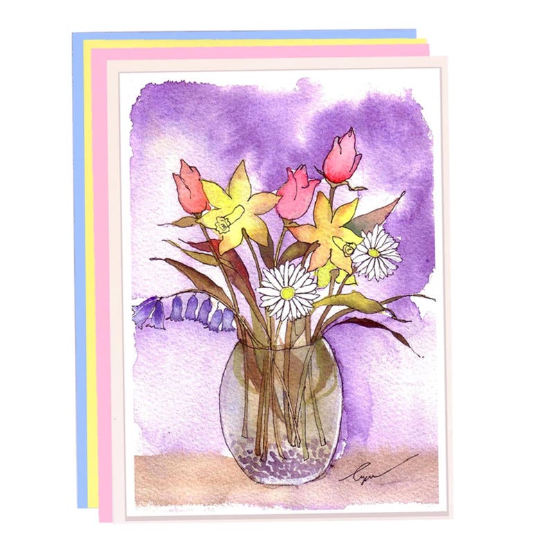 K&ouml;nnte beinhalten: Aquarell-Gru&szlig;karte mit einem Blumenstrau&szlig; in einer durchsichtigen Glasvase. Das Arrangement umfasst gelbe Narzissen, rosa Tulpen und wei&szlig;e G&auml;nsebl&uuml;mchen vor einem lila Hintergrund. Die Karte hat einen wei&szlig;en Rand mit pastellblauen, rosa und gelben Schichten.