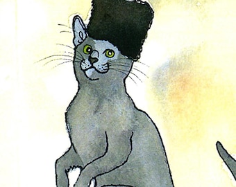 Può includere: Illustrazione di un gatto grigio con un cappello nero. Il gatto ha gli occhi verdi e un'espressione sorridente. L'opera è in stile acquerello con uno sfondo morbido giallo e bianco.