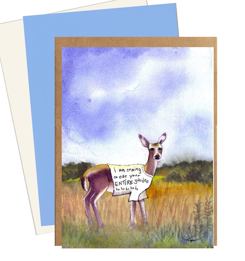 Puede incluir: Una tarjeta de felicitaci&oacute;n con una ilustraci&oacute;n en acuarela de un ciervo marr&oacute;n que lleva una camiseta blanca con el texto: I am coming to eat your ENTIRE garden ha ha ha ha ha. El ciervo est&aacute; en un campo con cielo morado y hierba verde.