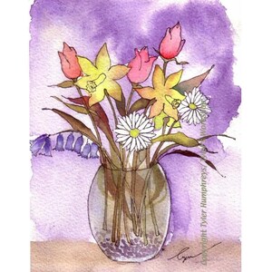 K&ouml;nnte beinhalten: Aquarellmalerei eines Blumenarrangements in einer durchsichtigen Glasvase. Der Strau&szlig; enth&auml;lt gelbe Narzissen, rosa Tulpen, wei&szlig;e G&auml;nsebl&uuml;mchen und blaue Glockenblumen. Der Hintergrund ist eine weiche lila Waschung.