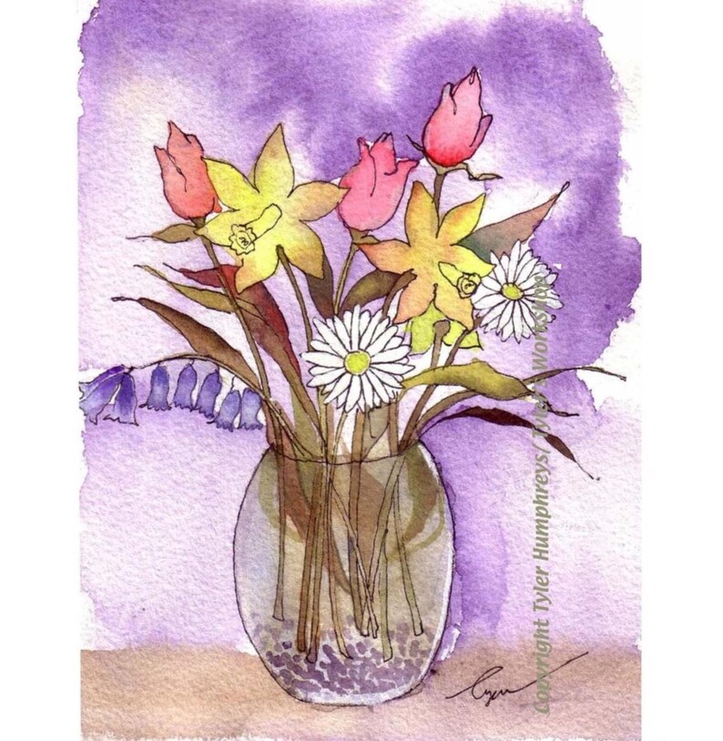 K&ouml;nnte beinhalten: Aquarellmalerei eines Blumenarrangements in einer durchsichtigen Glasvase. Der Strau&szlig; enth&auml;lt gelbe Narzissen, rosa Tulpen, wei&szlig;e G&auml;nsebl&uuml;mchen und blaue Glockenblumen. Der Hintergrund ist eine weiche lila Waschung.