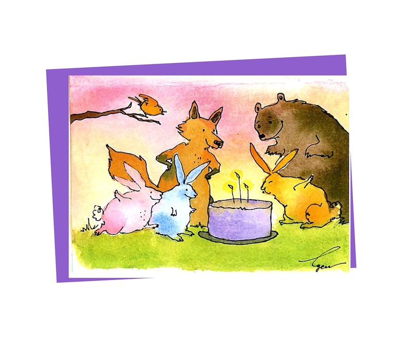 Puede incluir: Una ilustraci&oacute;n de acuarela de una escena de cumplea&ntilde;os con un zorro, un oso y tres conejos reunidos alrededor de un pastel morado con tres velas encendidas. La escena se desarrolla sobre un fondo de puesta de sol rosa y naranja.