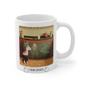 Puede incluir: Taza de cerámica blanca con una foto de una niña pequeña dibujando en una pizarra. La pizarra está unida a una encimera de cocina. El texto "I think infinite" está impreso en la parte inferior de la taza.