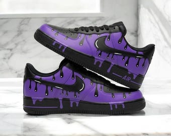 Zapatillas Air Force 1 personalizadas con efecto goteo en negro y morado, zapatillas pintadas a mano con efecto goteo en negro y morado, AF1 personalizadas con efecto goteo en negro, zapatillas únicas pintadas a mano.