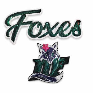 K&ouml;nnte beinhalten: Zwei Pailletten-Patches auf wei&szlig;em Hintergrund. Der obere Patch buchstabiert "Foxes" in einer kursiven Schriftart mit gr&uuml;nen Pailletten und einem wei&szlig;en Rand. Der untere Patch ist ein Fuchsmotiv mit einer rosa Blume und den Buchstaben "MF".