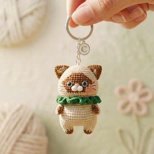パーソナライズされた手作りのかぎ針編みのシャム猫キーホルダー、猫好きのためのバックパックチャーム、猫好きのためのかぎ針編みの猫キーホルダー