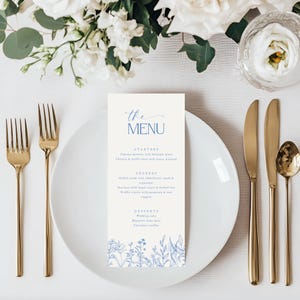 Plantilla de menú de despedida de soltera con flores silvestres en azul polvoriento, menú de despedida de soltera, menú imprimible, menú de cena, plantilla de menú floral, menú de boda azul