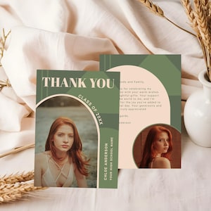 Dankeskarte für die Graduierung, Sage Green Retro Arch Photo Graduiertenkarte, Boho College oder High School Graduate Card Template für die Klasse von 2025