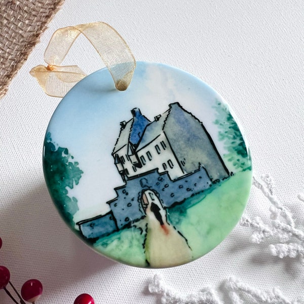 Adorno navideño redondo de cerámica de Outlander Lallybroch