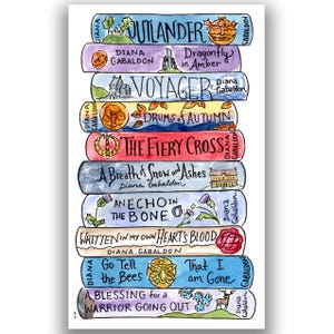 Può includere: Illustrazione ad acquerello di una pila di libri della serie Outlander. Ogni dorso del libro è di un colore diverso e presenta il titolo, il nome dell'autore e una piccola illustrazione. I titoli includono "Outlander", "Voyager" e "The Fiery Cross".