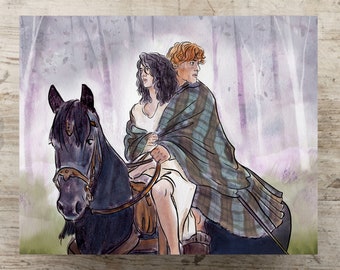 Könnte beinhalten: Ein Aquarellgemälde eines Paares, das auf einem schwarzen Pferd durch einen nebeligen Wald reitet. Die Frau trägt ein weißes Kleid und der Mann trägt einen grün-schwarzen karierten Kilt.