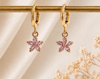 Pendientes de aro con dije de flor rosa, aros colgantes florales chapados en oro, joyería delicada con cristales colgantes, lindo regalo
