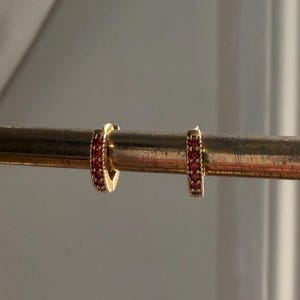 Gouden robijnrode kristallen Huggie-oorringen klein 9 mm verguld