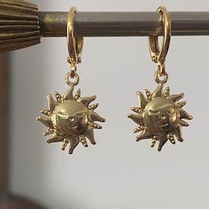 Pendientes de aro con dije de sol dorado - Aros Huggie chapados en oro / Joyas celestiales / Regalo bohemio para festivales