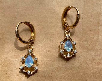 Pendientes de aro pequeños con forma de lágrima, ópalo azul y cristal.