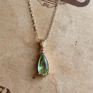 Collar de lágrima de peridoto verde dorado con colgante de vidrio facetado, cadena de 16 o 18 pulgadas, collar en capas, regalo para ella