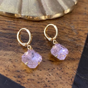 Pendientes Aro Huggie Flor Rosa Claro