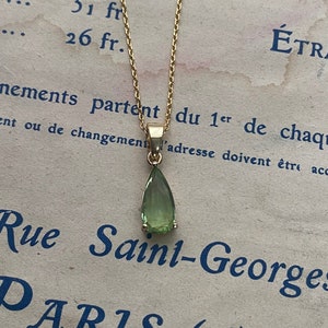 Naszyjnik w kształcie łezki w kolorze peridot green