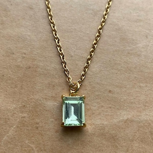 Collar rectangular verde peridoto claro – Cadena chapada en oro de 45 cm – Delicado colgante de piedra preciosa – Joyería minimalista verde – Regalo para ella