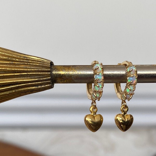 Créoles Huggie coeur et opale en or ou en argent