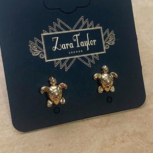 Gold-Plated Turtle Stud Earrings – Cute Sea Turtle Jewellery – Ocean Beach Gift for Her – Marine Animal Studs – Small Summer Earrings