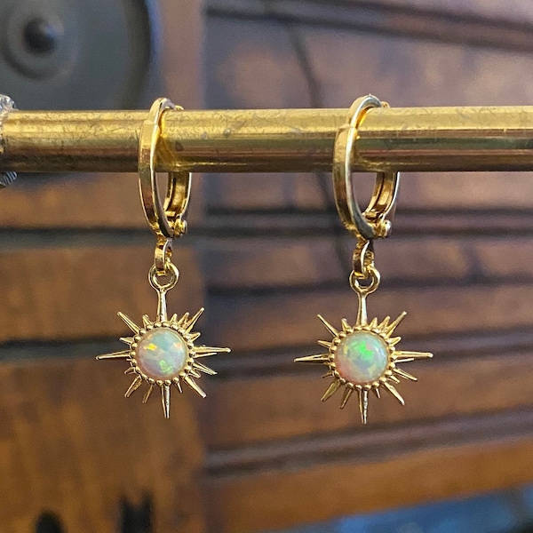 Aros de sol dorados: ópalo, labradorita o lapislázuli / Huggies bañados en oro / Regalo celestial para ella / Joyería Zara Taylor