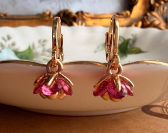 Huggie-oorringen met fuchsiaroze bloemen
