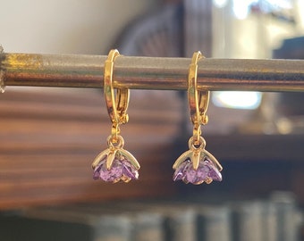 Boucles d'oreilles Huggie fleur violet clair