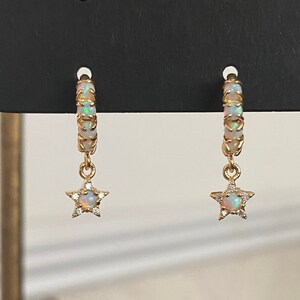 Orecchini Huggie Hoop con cristalli di piccole stelle e opale
