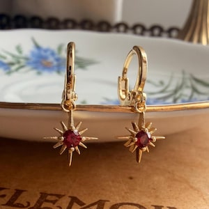 Ruby Red Star Huggie-oorringen Celestial Dangle Hoops