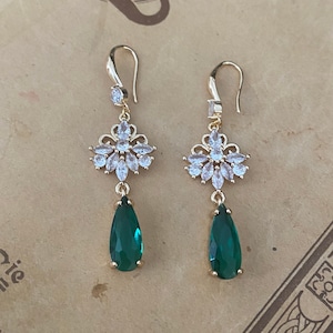 Smaragdgrün Teardrop & verzierte Kristallohrringe