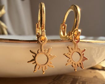 Gold oder Silber Sun Charm Huggie Hoop Ohrringe