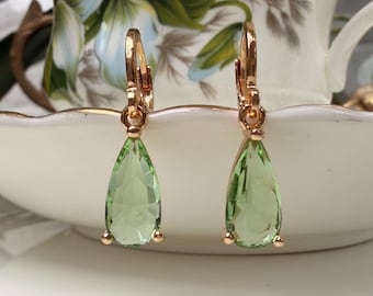 Kolczyki-koła w kształcie łezki w kolorze peridot green