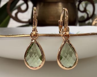 Kolczyki-koła w kształcie łezki w kolorze peridot green