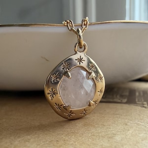 Collana con medaglione in quarzo rosa color oro