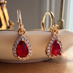 Rubin Rot Teardrop Ohrringe Vergoldete Kristall Huggie Creolen Zierliches Schmuck Geschenk für Sie