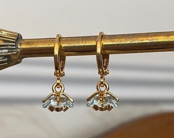 Pendientes de aro con flor azul claro