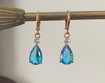 Aros Huggie con cristales y lágrima de color azul claro