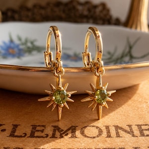 Peridotgrüne Sternohrringe – Goldene Creolen – Zarter Sternenanhänger – Geburtsstein August – Geschenk für Sie – Himmlischer Schmuck
