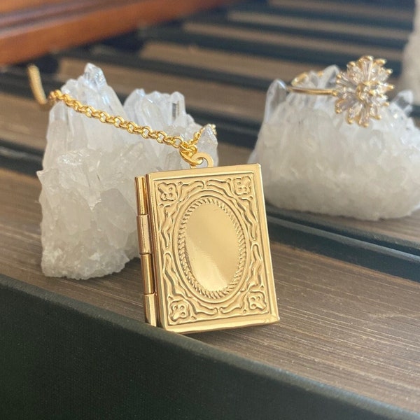 Collier rectangle à longue chaîne avec pendentif médaillon livre