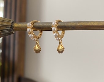 Gold-Plated Faux Pearl Huggie Hoop Earrings with Seashell Charm – Coastal Beach Jewellery – Summer Ocean-Inspired Earrings