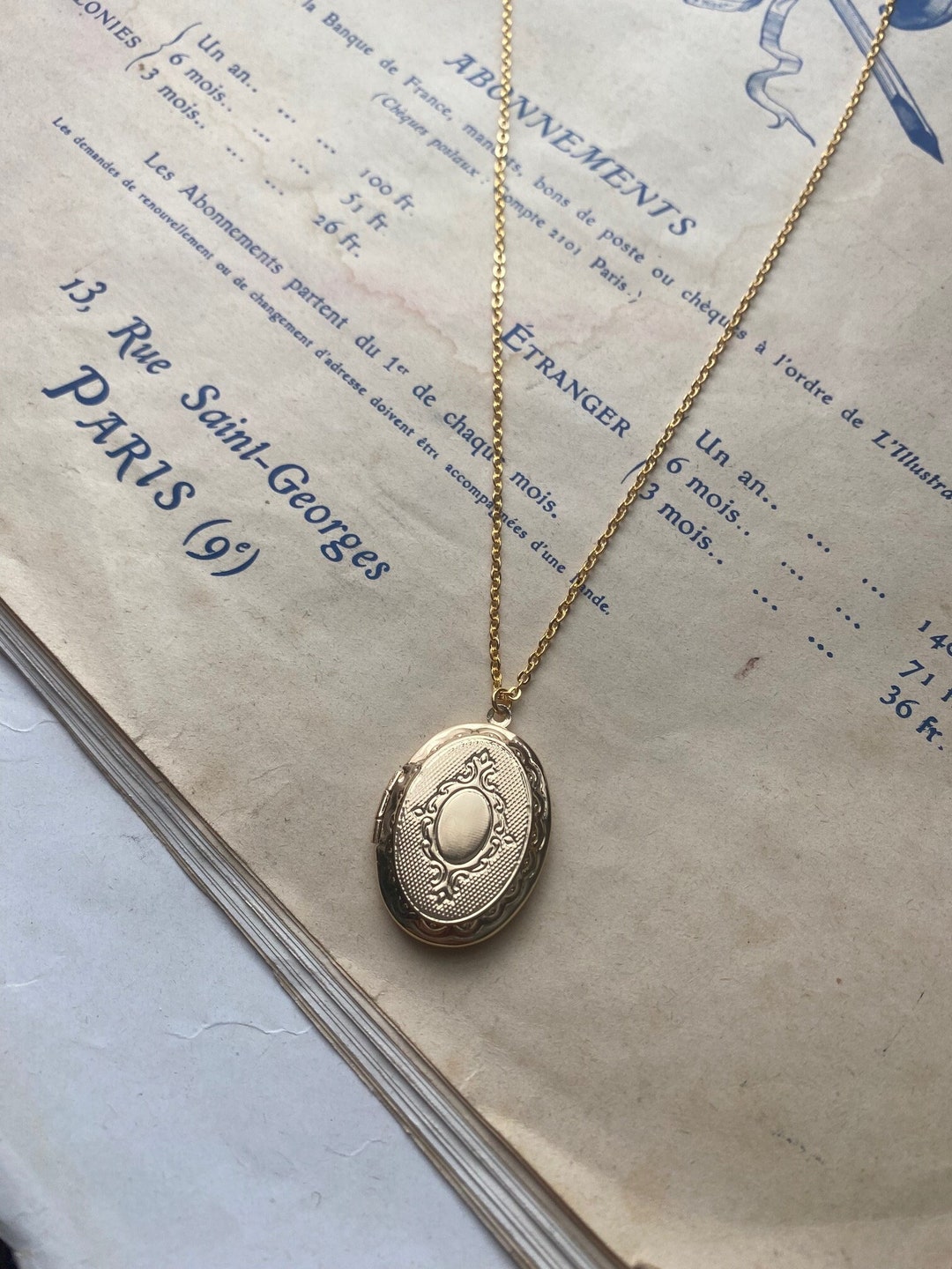 Collier ovale à longue chaîne avec pendentif médaillon France