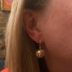 Gouden Sun Face Huggie-oorringen afbeelding 4