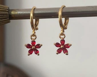 Pendientes de aro con dije de flor roja: delicados aros de cristal chapados en oro / Joyas femeninas / Pendientes bonitos para el día a día