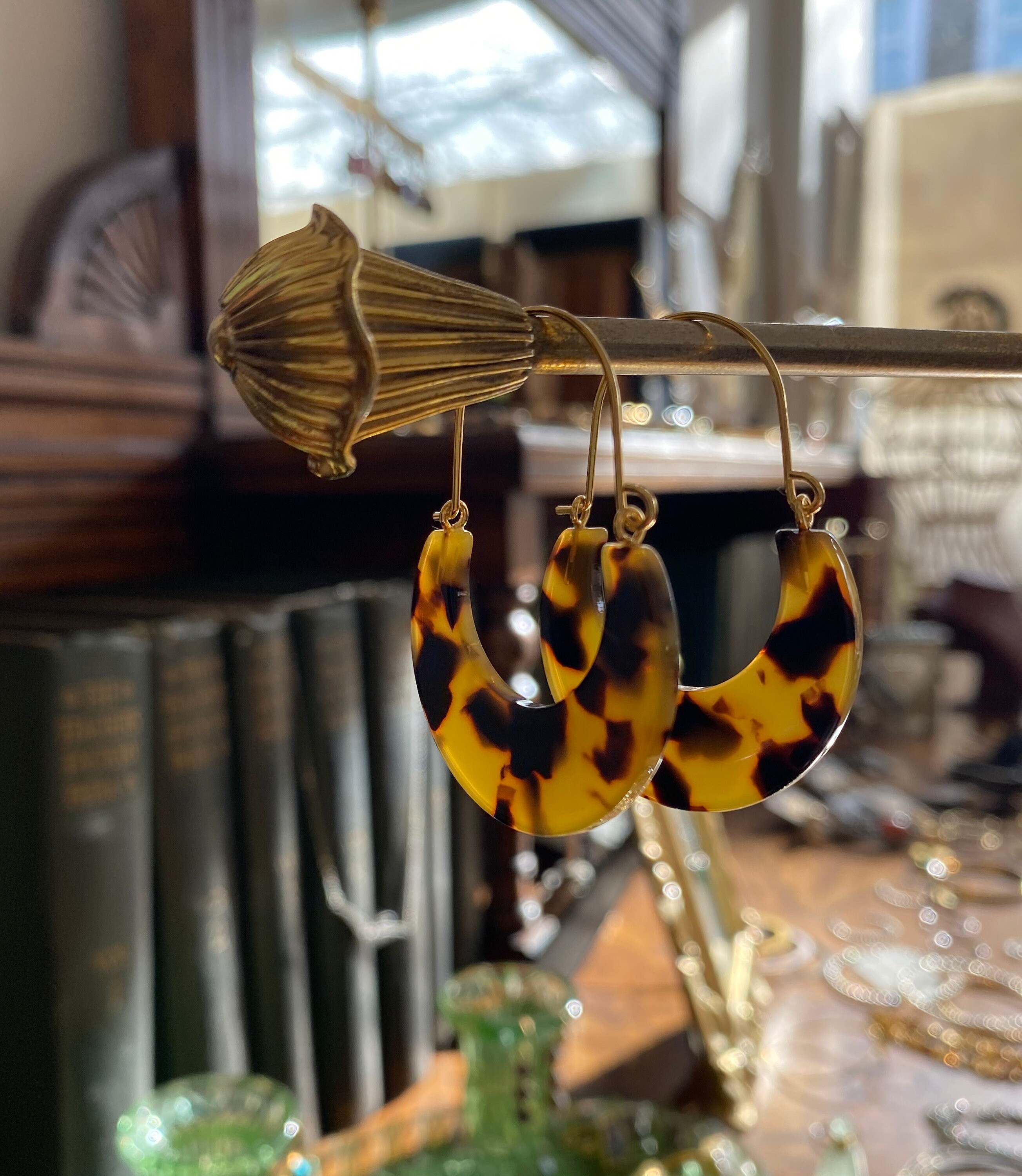 Tortoiseshell resin deals hoop earrings