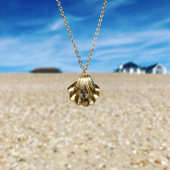 Pearl necklace in oyster best sale shell