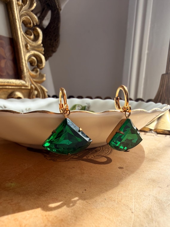 Vintage Emerald Green Fan Earrings Gold Huggie Hoops Faceted Glass Earrings