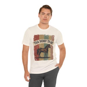 Talk Derby to Me Tシャツ、馬好きのシャツ、馬好きのためのユニセックスジャージTシャツ、ダービーデーに最適、ライダーへのギフト
